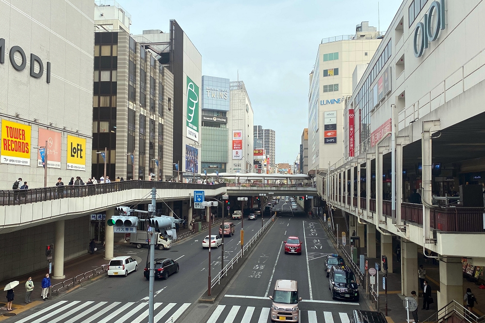 小田急小田原線町田駅から望む駅前の光景。右手にJR横浜線町田駅がある
