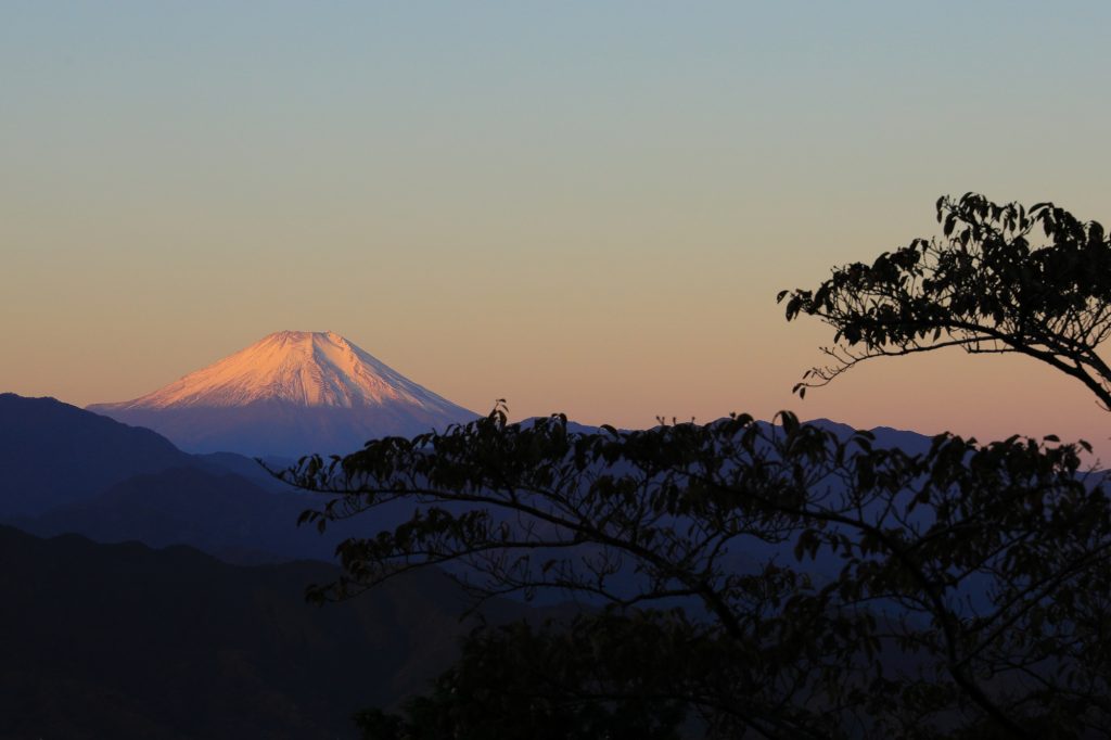 高尾山山頂から見る神々しい朝焼け富士
