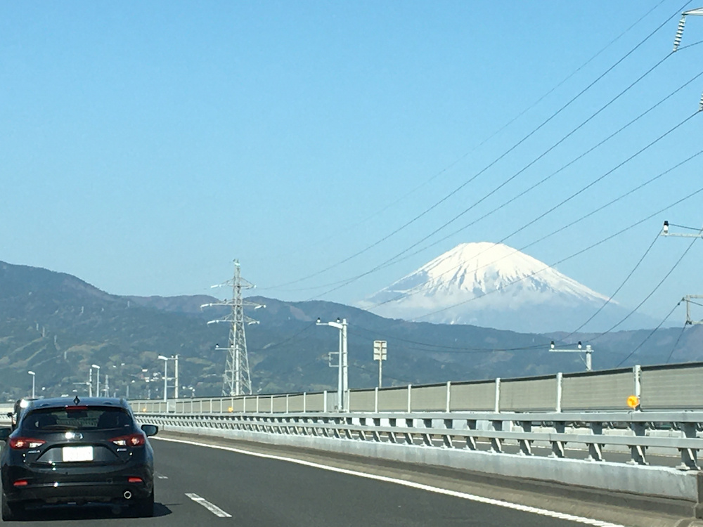  道を進むにつれ、巨大になっていく富士山。車中からでも圧巻のスケール 