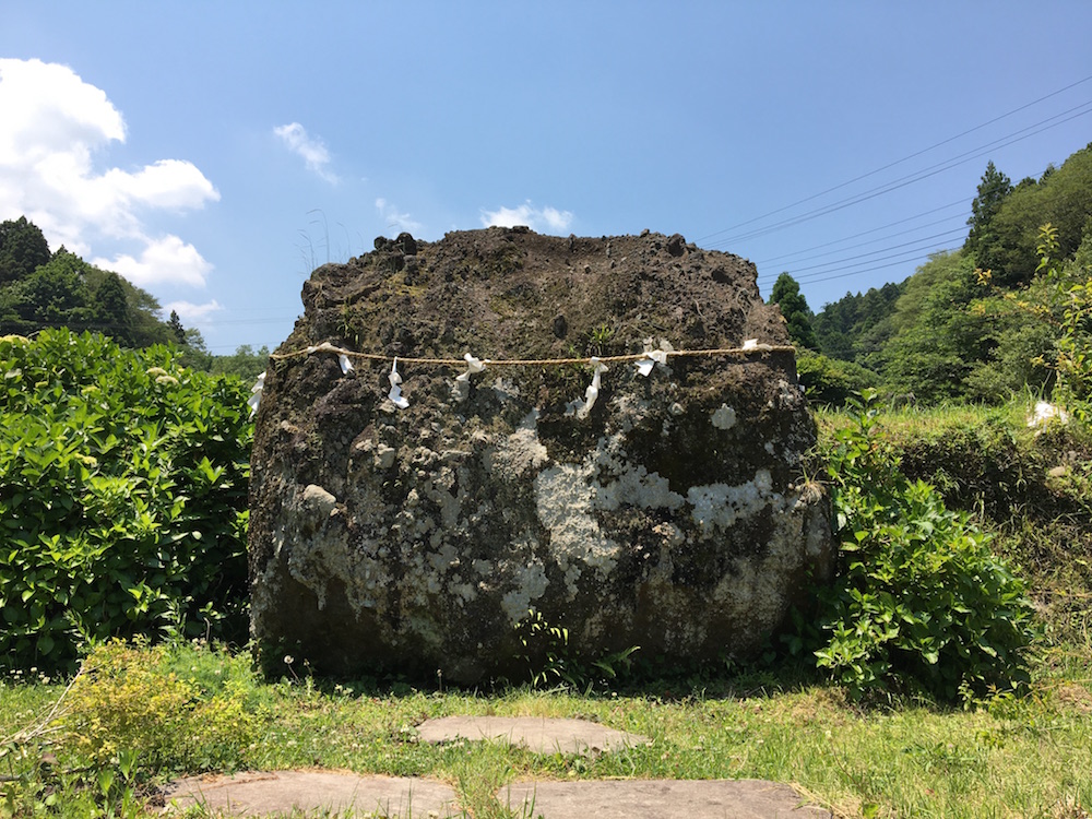  「金太郎の遊び石」と「夕日の滝」は道の駅からすぐそばの場所にある 