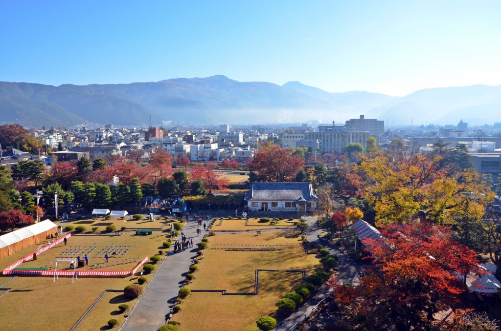 美ヶ原などの山並みが見える松本市内（写真提供：松本城管理課）