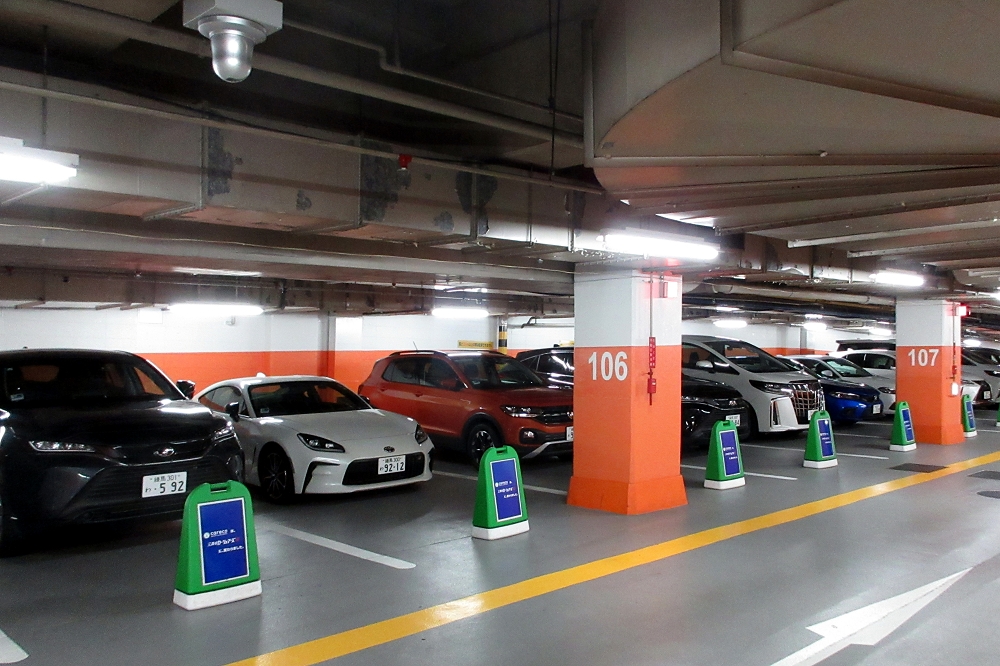 「新宿サブナード（地下駐車場）」は40台のシェアカーを有する大型ステーション。多くのスペシャリティーカーやスポーツカーが配置されている