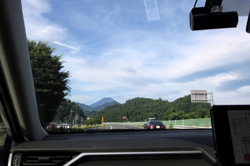 中央自動車道では富士山を望みながら進む。案内標識には「河口湖」の表示があるのでわかりやすい