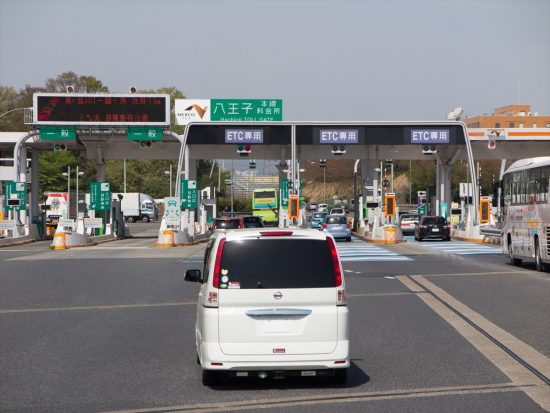 「どのレーンが空いているかな？」などと考えず、前のクルマについていくのがもっとも楽で安全