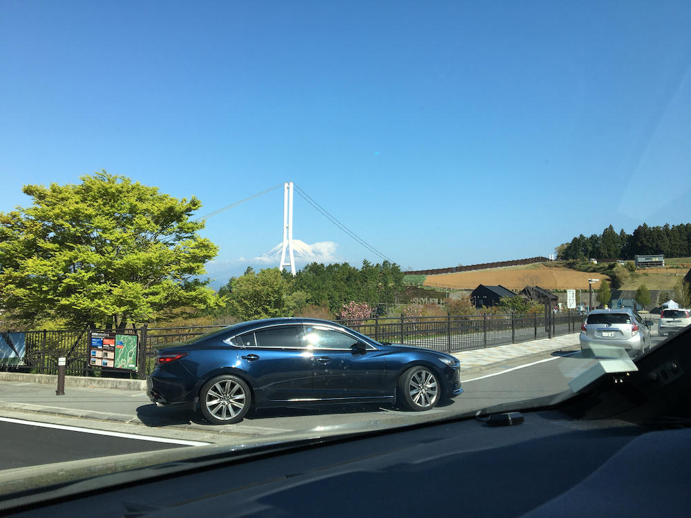 駐車場に到着。富士山はもちろん、大つり橋の迫力にも圧倒される 