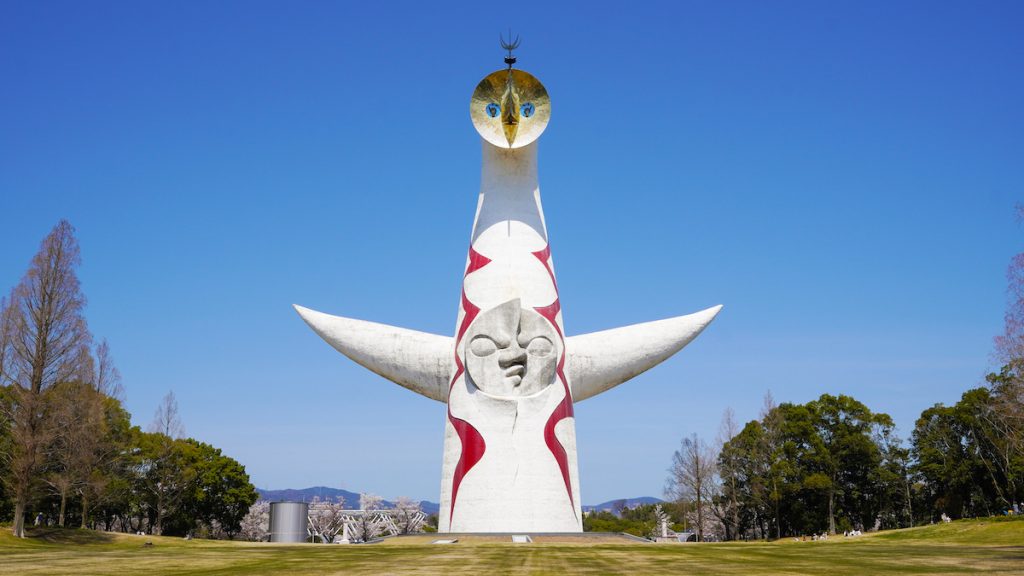広大な敷地で遊べる「万博記念公園」のシンボル「太陽の塔」