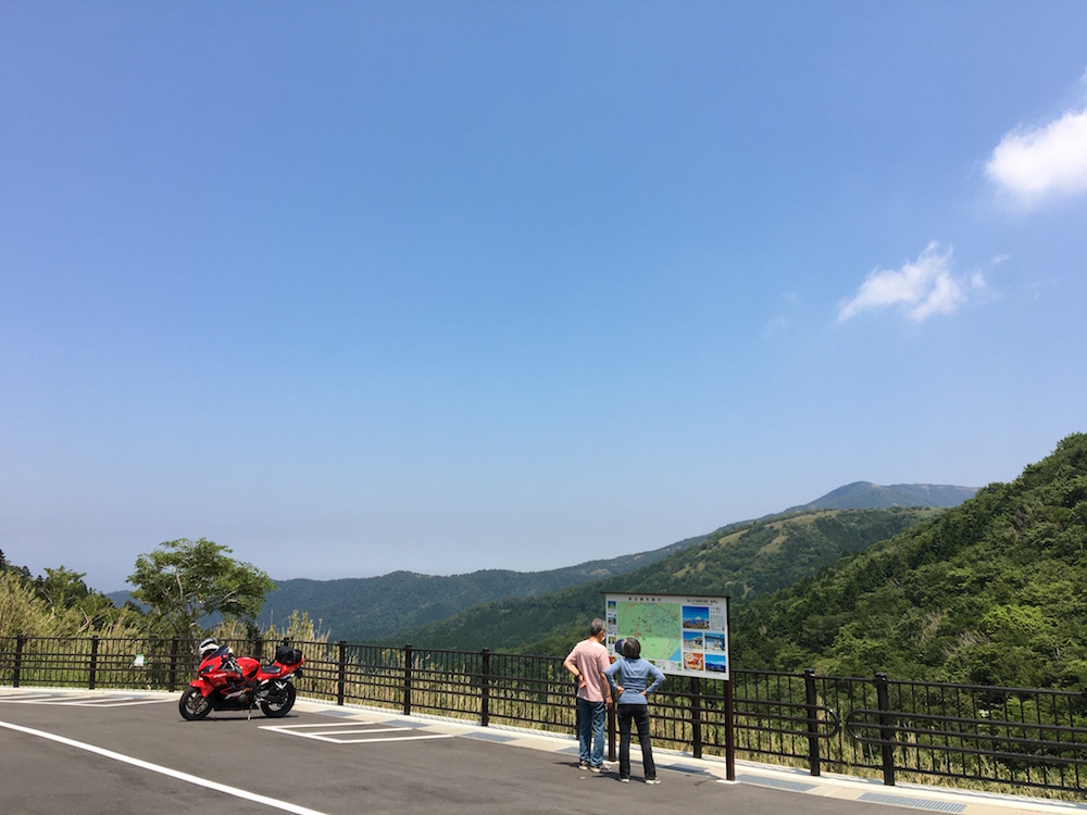  「金時見晴パーキング」は乗用車35台分の駐車スペース（無料）。青空に美しく映える、周りの山々の景色が堪能できる 