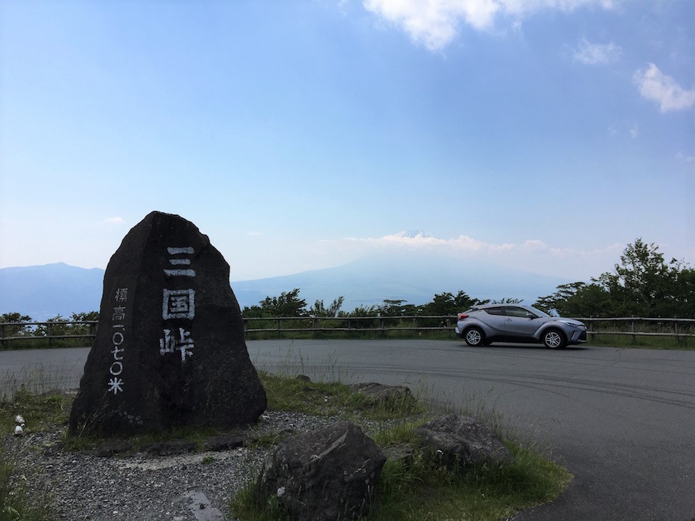  「三国峠」には無料の駐車場がある（無料）。この日は晴れていたので、富士山がはっきりと見えた 