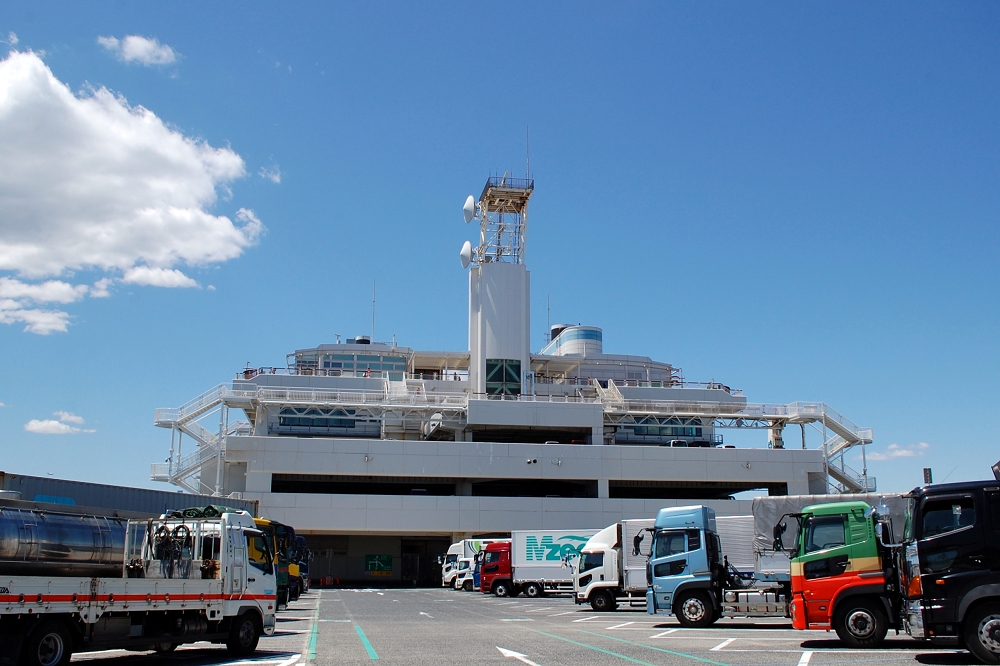 1階の駐車場はトラックや観光バスなどの大型車用。1階からだと、海ほたるが船舶をイメージした造りになっているのがよくわかる