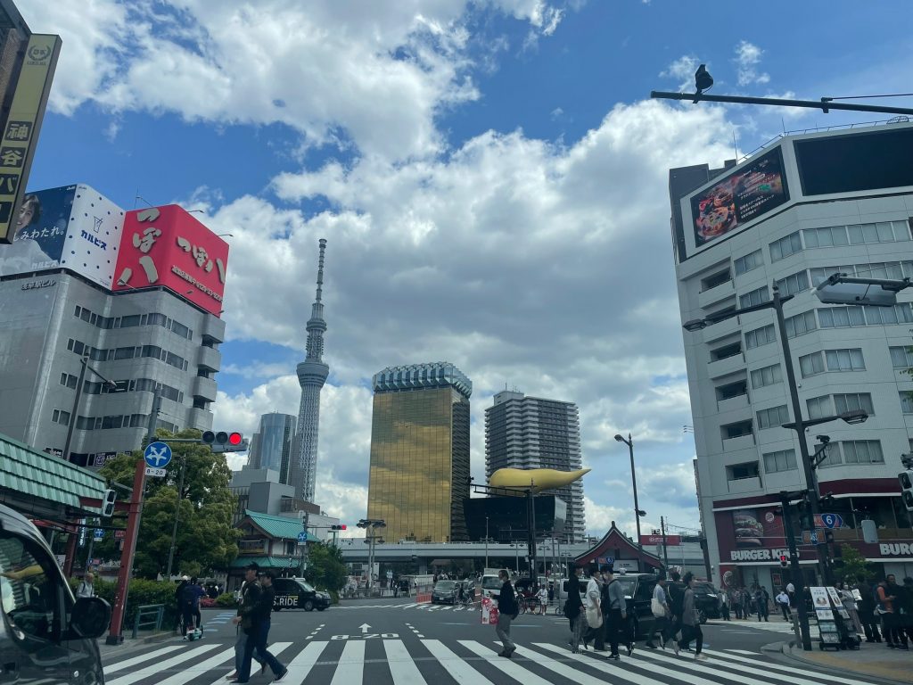 浅草・雷門前を通るルート。途中正面に、東京スカイツリー、アサヒビール本社と有名な「聖火台の炎」モニュメントが見える