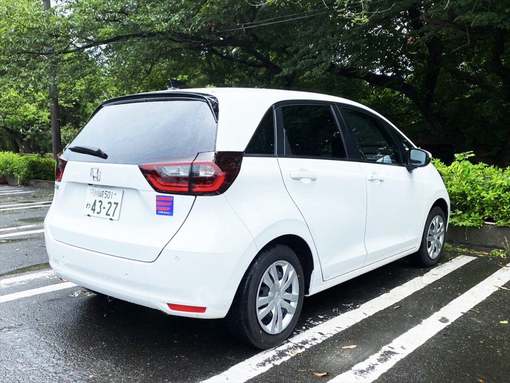 大きく開くドア形状により、乗り降りもしやすい