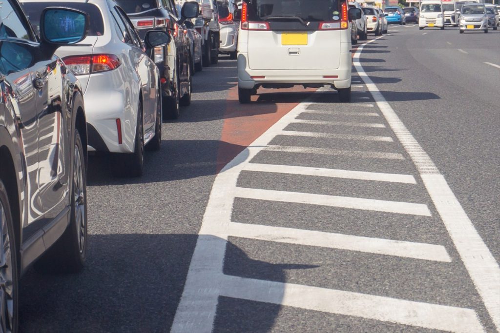 右折車線の前などにあるゼブラゾーンは入ってもいい?
