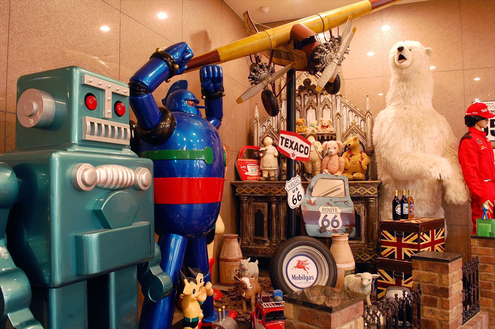   「伊香保おもちゃと人形自動車博物館」のロビーでは、ミュージアムを象徴する人形やアイテムが出迎えてくれる  