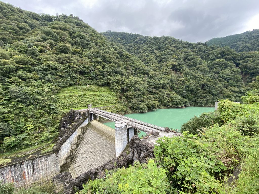 宮ヶ瀬ダムに向かう遊歩道で最初に目にする「石小屋ダム」