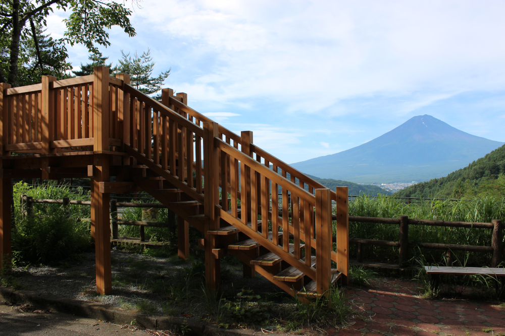 木製のデッキに登ると、真正面に雄大な富士山、眼下に南都留郡の市街地が広がる