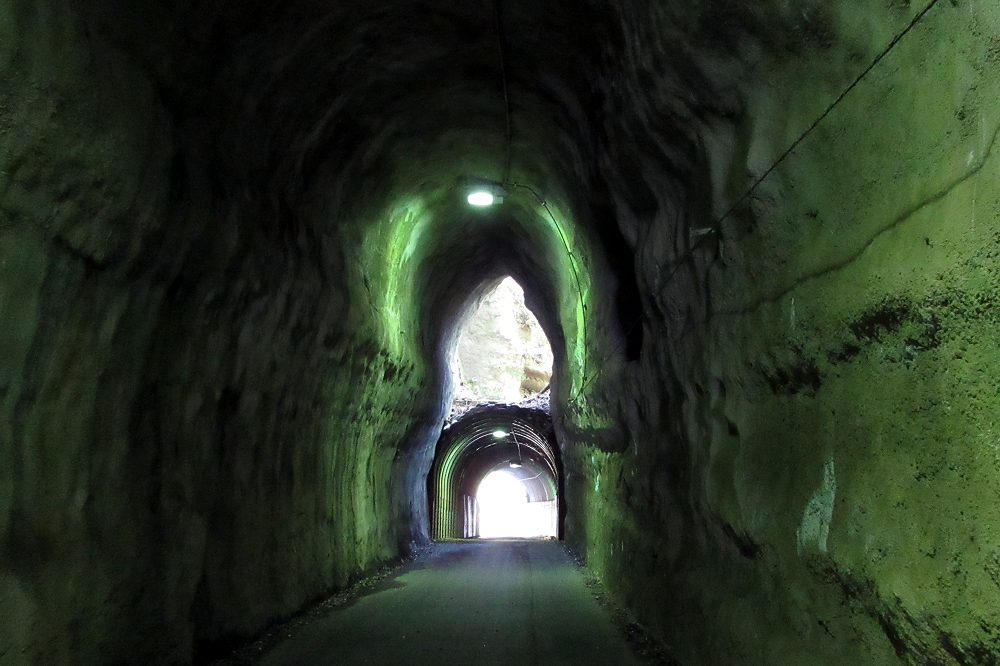 清澄養老ライン（県道81号）から、共栄橋に向かう途中にある「共栄・向山トンネル」。「2階建てトンネル」とも呼ばれ、新旧2つのトンネルが縦に並ぶ観光スポットでSNSでも人気