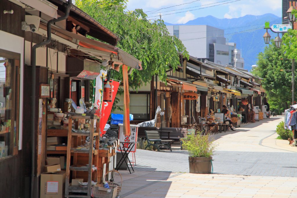 昭和の雰囲気が漂う長屋の商店が立ち並んでいる