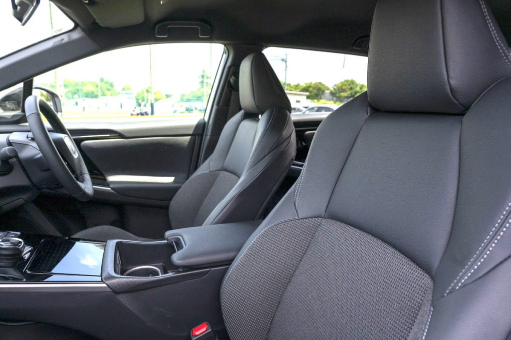 前席は運転席・助手席ともにシートヒーターがついている