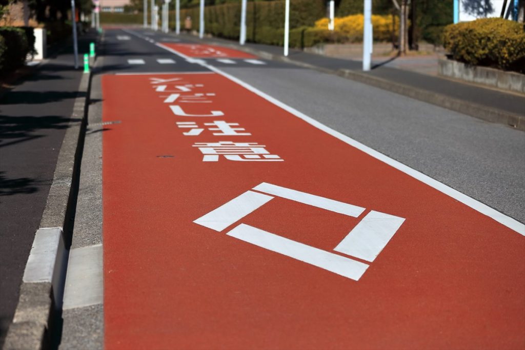 前方に横断歩道または自転車横断帯があることを示すひし形の道路表示