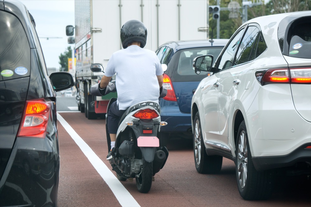 バイクはクルマとクルマの間をすり抜けてくるので、渋滞時や交差点ではよく注意する