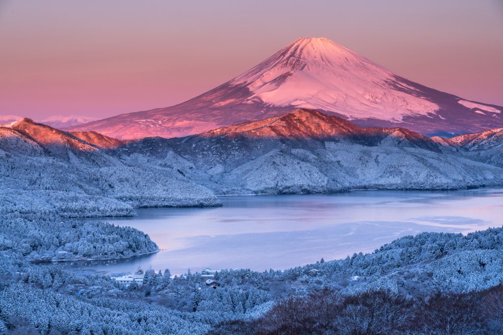 朝焼けに染まる富士山を望む大観山からの眺め