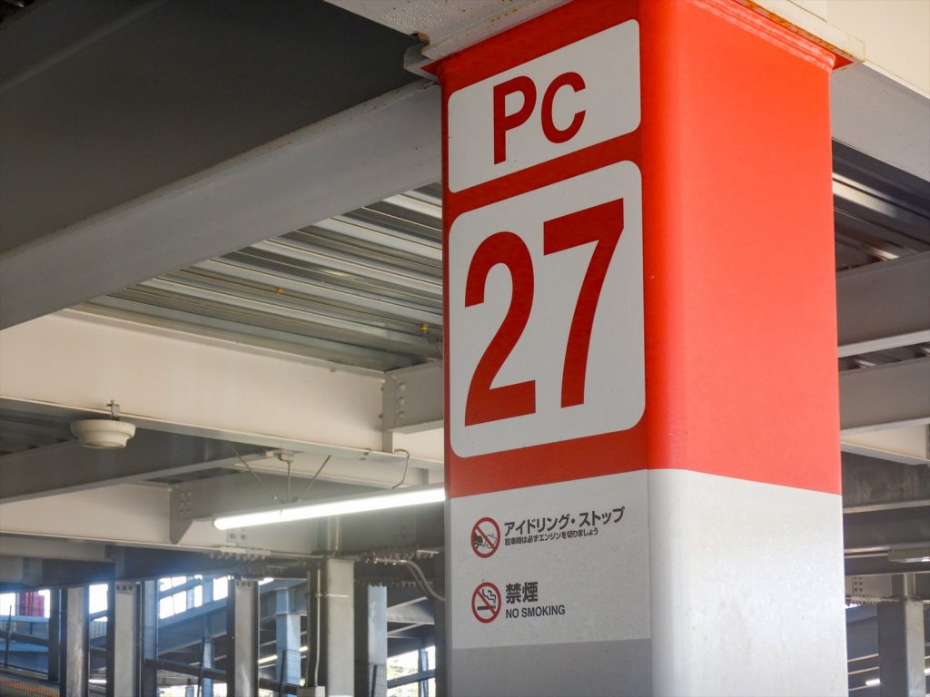 大型駐車場ではエリアを英数字や色で表示している場合が多い