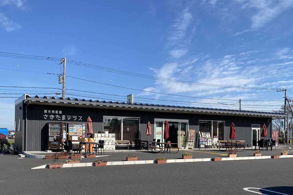 入店して左側が売店、右側が軽食コーナー。軽食は建物内、テラス席のどちらでもいただくことができる