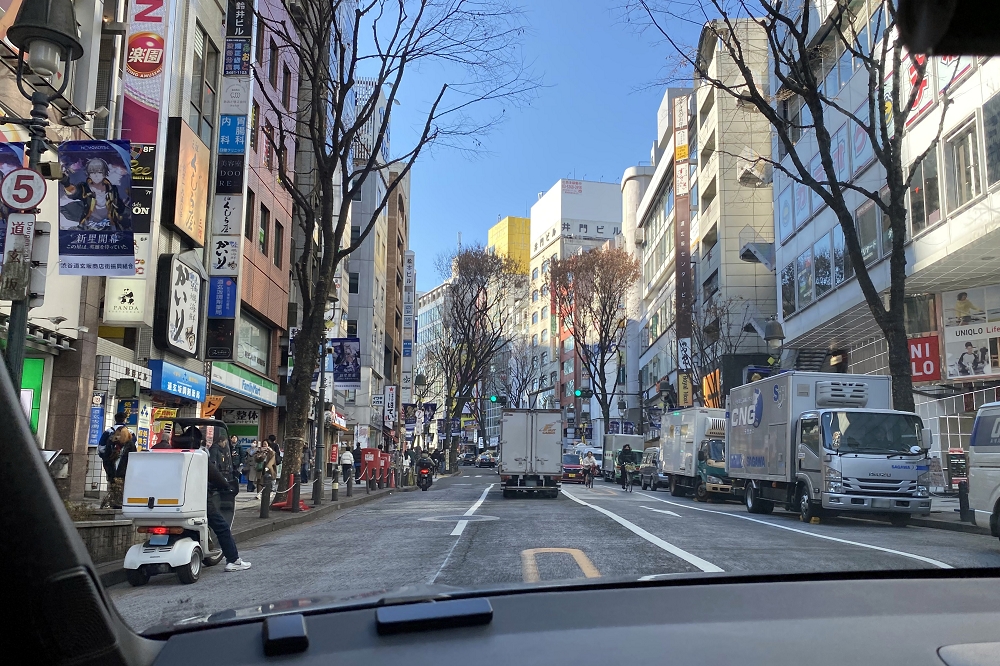 週末の道玄坂は人通りが特に多いので、人や自転車の動きに気を配ること