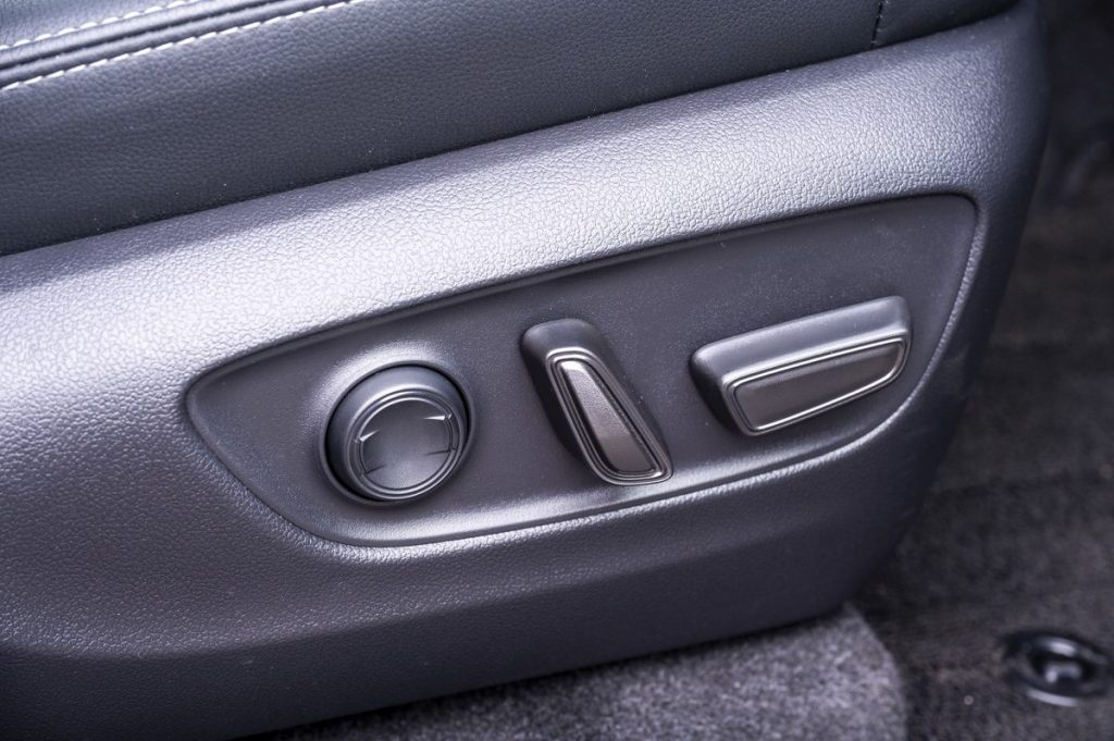 「VX」グレードは運転席のみ8ウェイのパワーシートで微調整が利く