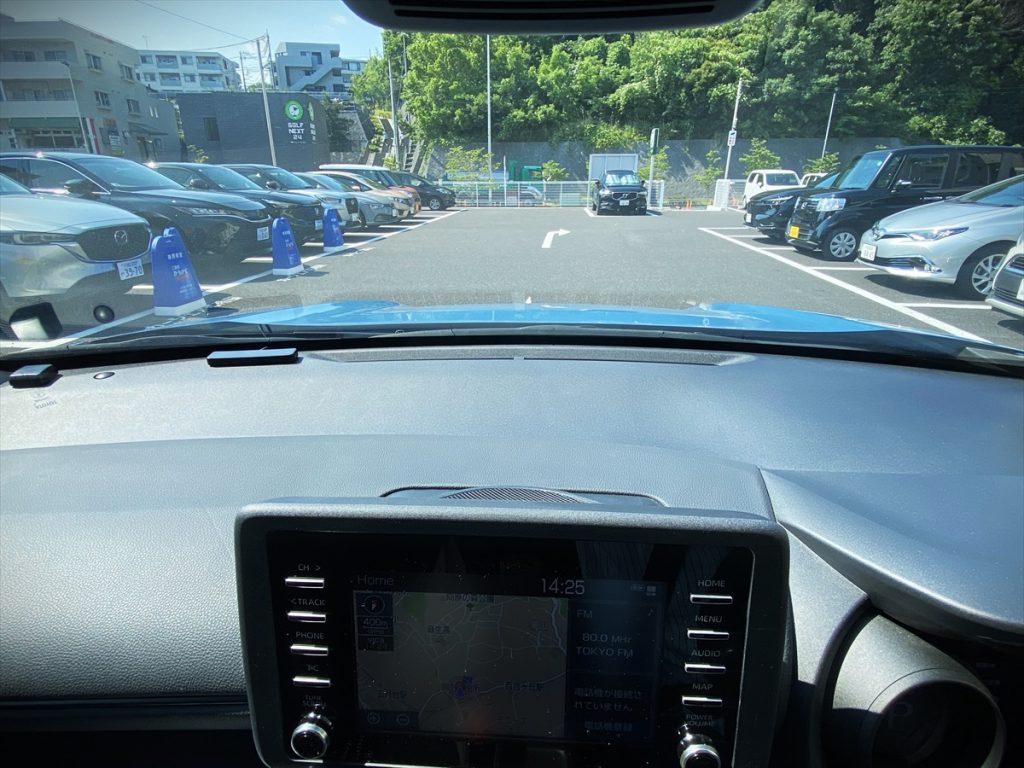 「ヤリスクロス」の運転席から。ボンネットが見えるため、前方の感覚がつかみやすい