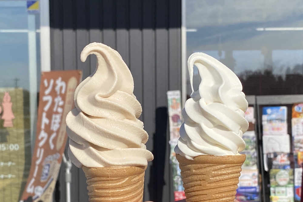 左は「わたぼくコーヒーソフト」、右は「わたぼく牛乳ソフト」。料金はともに350円（税込み）