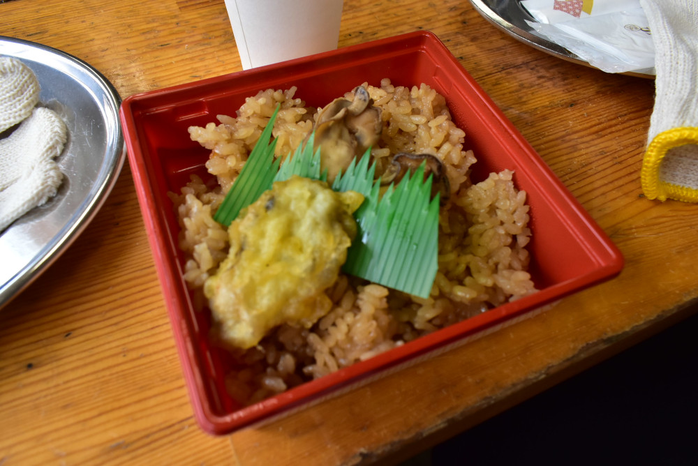 取材日、最後の一個だった貴重な「かきご飯」。かき天ぷら付きで500円（税込み）