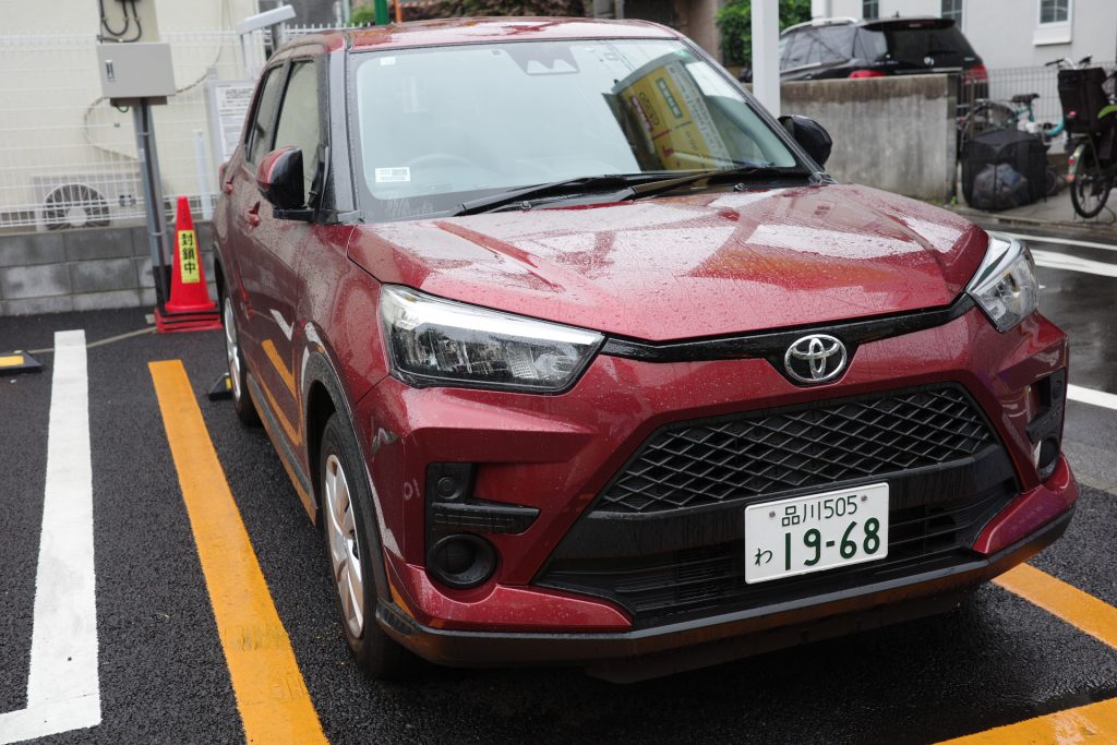 この日は小雨が断続的に降る日。くもり空にも赤いボディが映える
