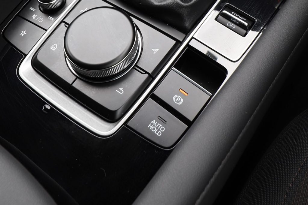 「AUTO HOLD」または「HOLD」の文字のボタンがオートブレーキホールドのスイッチ