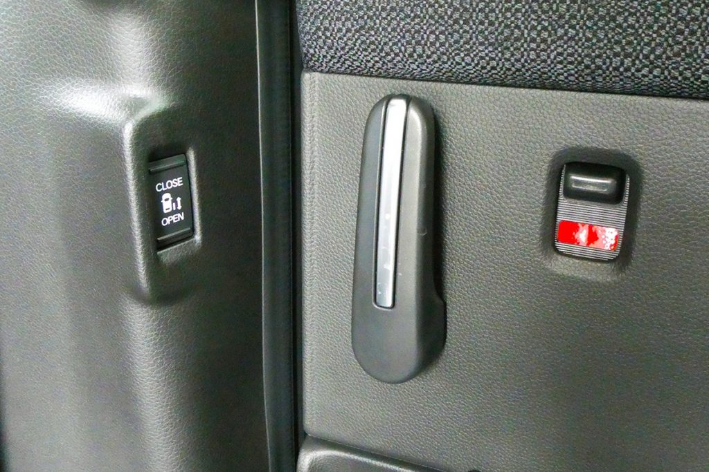  2列目にも電動スライドドアのスイッチがあるのは、小さいけれど大きな工夫。これだけでドアの操作が俄然、楽になる 