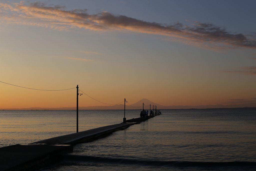 到着時の夕暮れ。桟橋の左手側の半島奥に太陽が沈む
