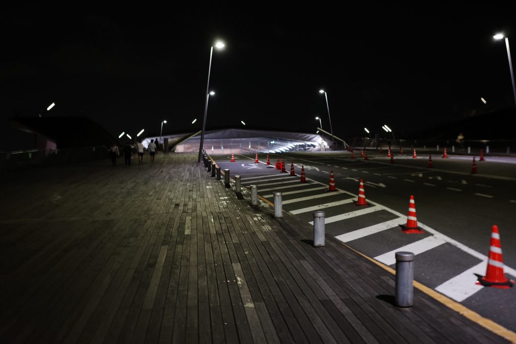 駐車場から屋上へ続く道は板張りになっており、歩くと小気味よい音が鳴り響く