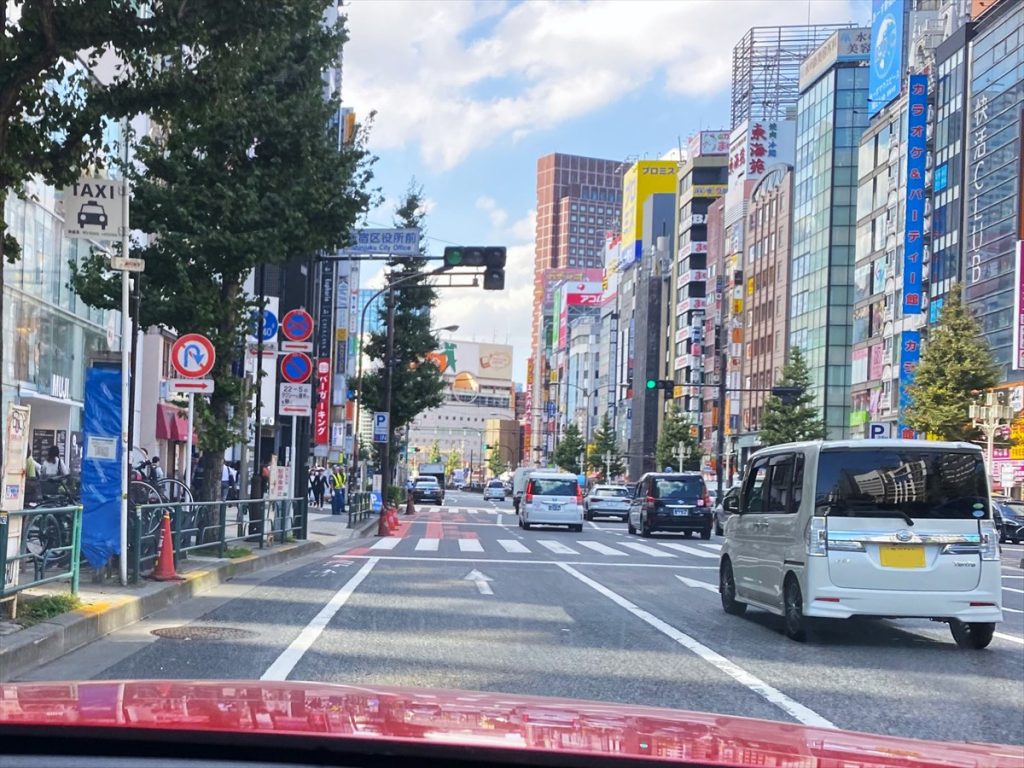 「新宿区役所前」信号のすぐ先、左側に新宿サブナード駐車場への入口がある