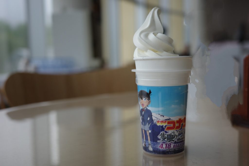 「特製ソフトクリーム」450円(税込み)。ソフトクリームそのものはとても濃厚かつ甘みのある味。歩き回って疲れた後にちょうどよさそうだ