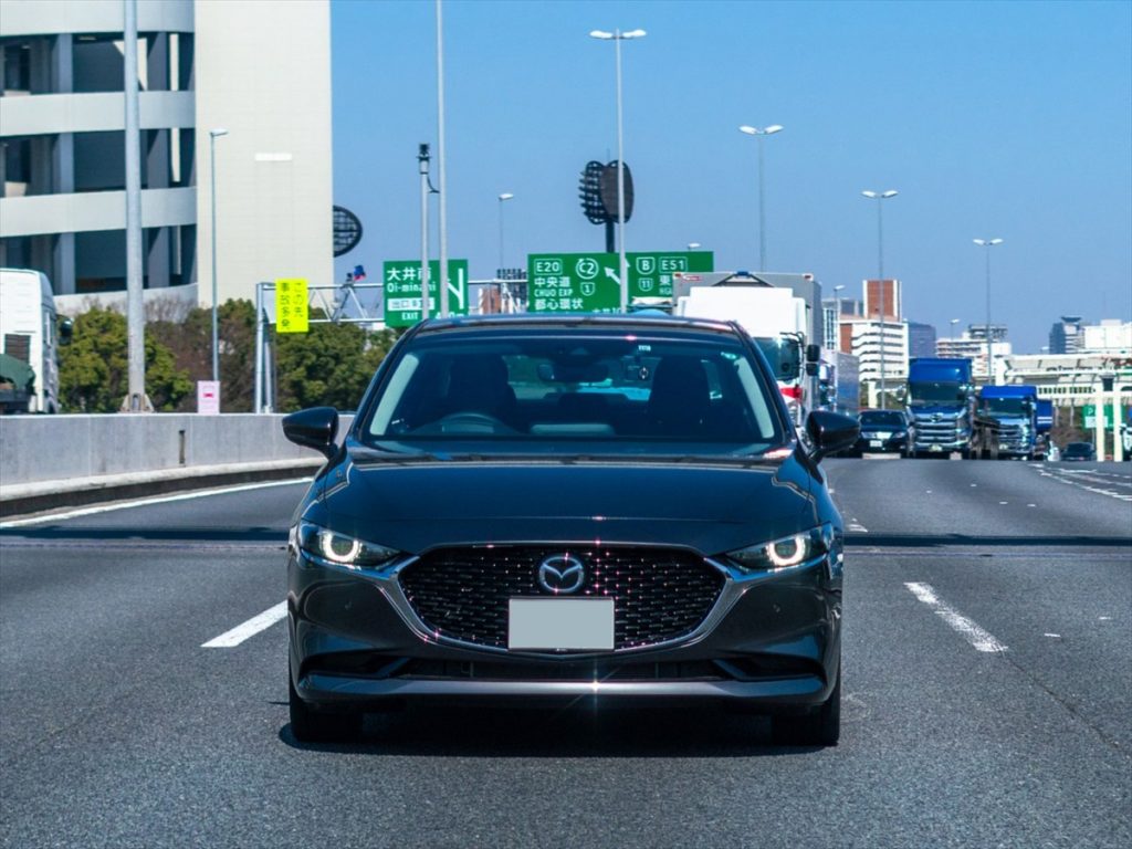 あおり運転を通報したいけど、車内には自分ひとり…そんなときは?