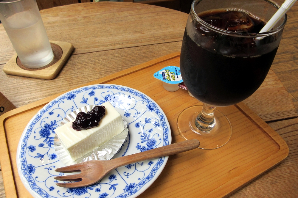 「自家製レアチーズケーキセット」は650円（税込み）。ドリンクはコーヒーのほか紅茶、カフェオレから選べる