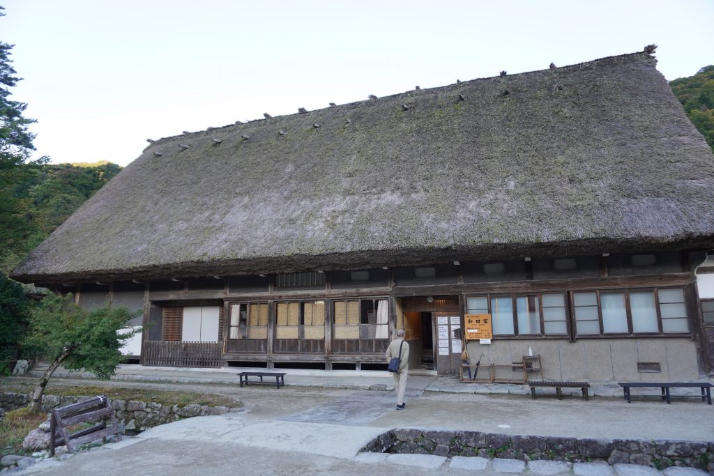 合掌造り集落にある和田家は、世界遺産地区内で最も大きい合掌造りで、国の重要文化財に指定されている