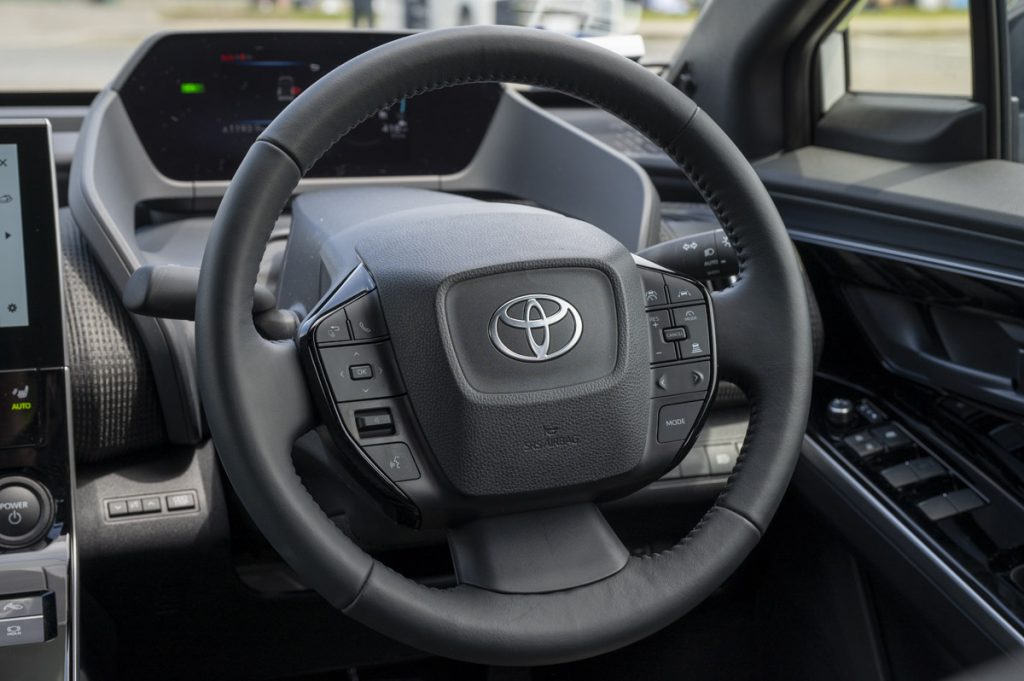 ハンドルには運転支援機能やオーディオなどの操作スイッチが並ぶ