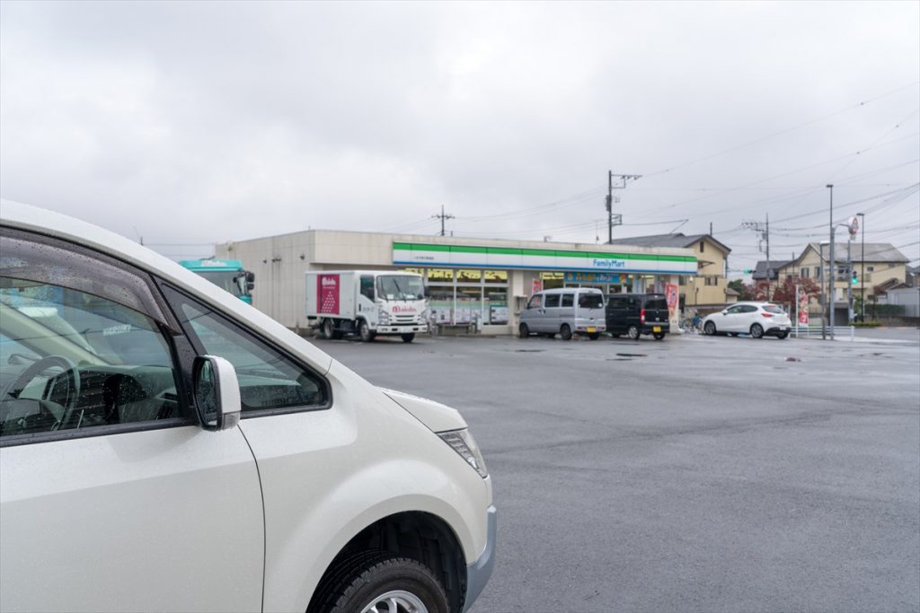 決してその場で停車せず、ひとけのある場所へ避難しよう