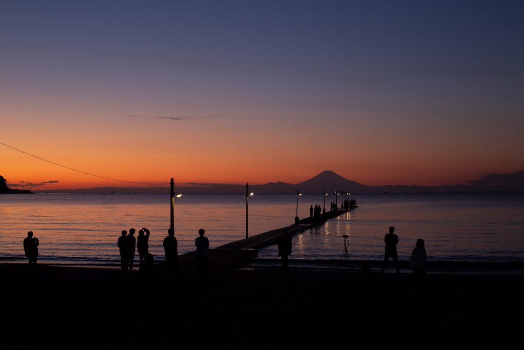 夕日が沈んだ直後は周囲が真っ赤に。富士山のシルエットが美しい