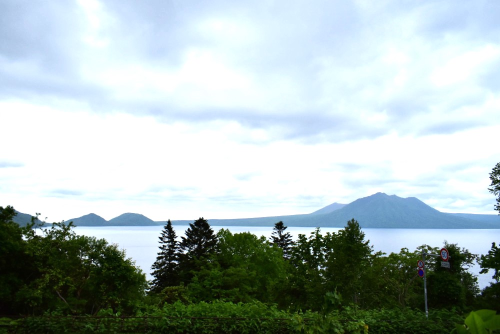 この日はあいにくの曇り空。晴天の日には、青空と支笏湖ブルーを眺められる絶景スポット