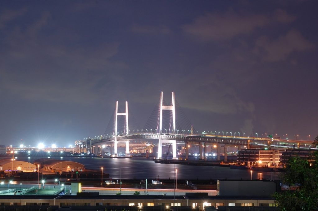 終日解放されている「港の見える丘公園」からはベイブリッジなど横浜らしい夜景が楽しめる