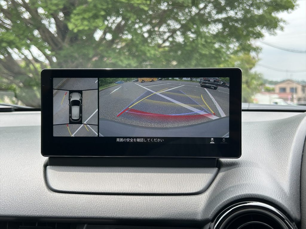 車両を俯瞰したように映す「360°ビュー・モニター」は駐車時や狭い道で助かる機能