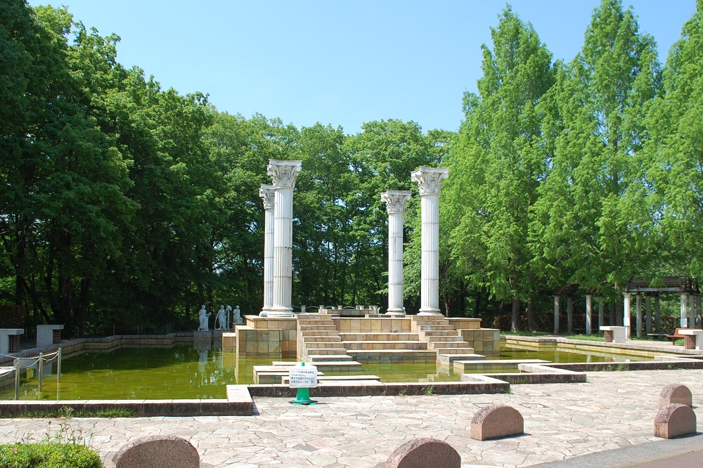 古代ギリシャの舞台をイメージした「ミューズの泉」。名称の通り、「秩父ミューズパーク」を象徴する広場だ