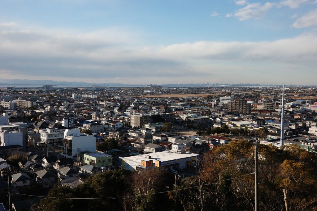 タワー全長28メートルのきみさらずタワーは11.7メートルの展望台まで階段でのぼることができ、東京湾も一望できる